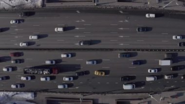 Otobanın yukarıdan görünüşü, yoğun saat, yoğun trafik sıkışıklığı.