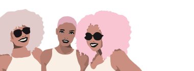 Güzel bir siyah Afrikalı kadın grubu gülümsüyor.