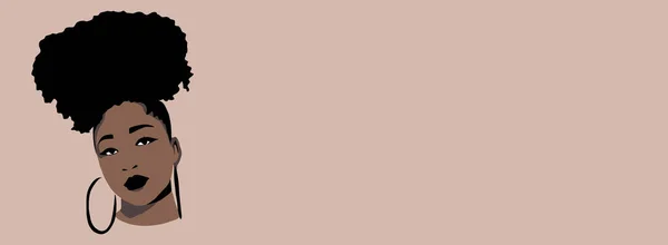 Afro kabarık saçlı bir kadın.