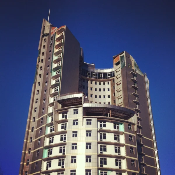 Apartamento edifício contra o céu azul — Fotografia de Stock
