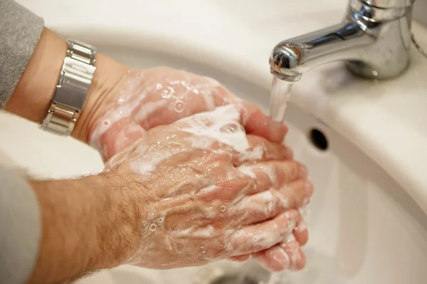 Muž mytí rukou Stock Fotografie