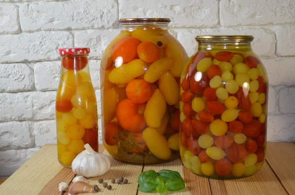 Eingelegte Tomaten Stelanny Gläser Mit Kirschtomaten Tomatensaft Kirschrot Gelb Weiß — Stockfoto