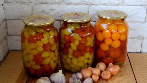 Tomates Enlatados Frasco Vidro Mesa Rústica Madeira Despensa Cozinha Aldeia — Vídeo de Stock