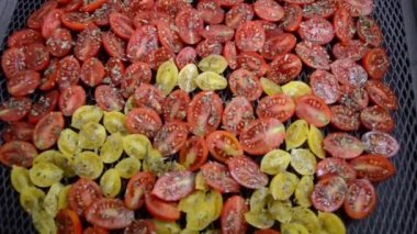 güneşte kurutulmuş kırmızı ve sarı domates pişirme işlemi