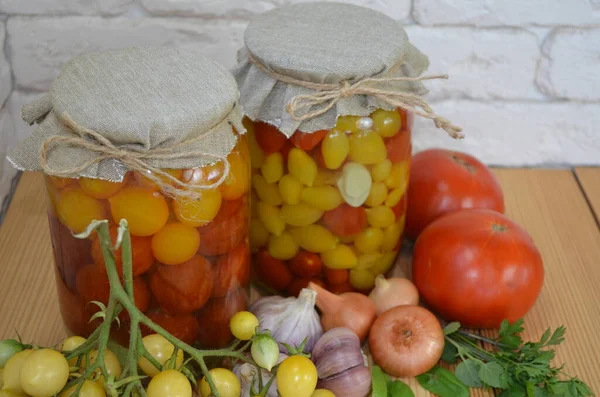 Tomates Rojos Amarillos Frasco —  Fotos de Stock