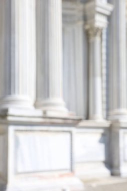 Güzel beyaz mermer sütunların bulanık arkaplanı