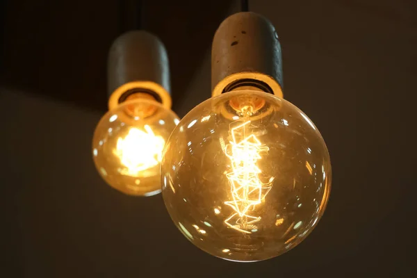Две Винтажные Лампочки Типа Эдисона Сияют Тёмном Фоне Украшение Стиле — стоковое фото