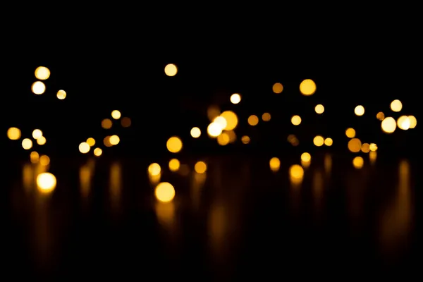 Bokeh lumières dorées sur fond noir — Photo