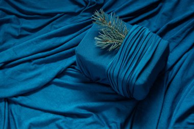 Sıfır atık hediye paketi. Geleneksel Japon furoshiki tarzı.