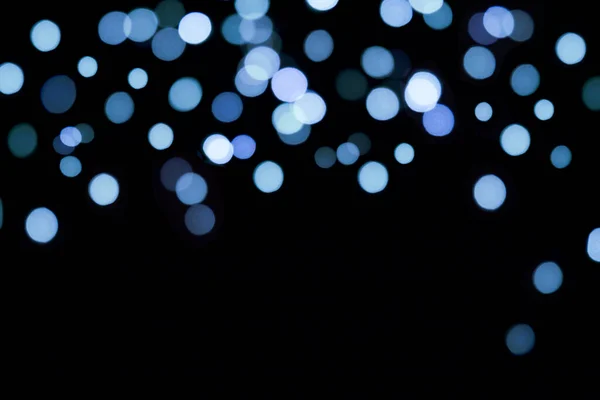 Luces azules Bokeh sobre fondo negro — Foto de Stock