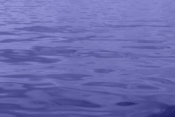 Wasseroberfläche Mit Kleinen Wellen Weiche Linien Tonverlauf Violett Violett Abstrakter — Stockfoto