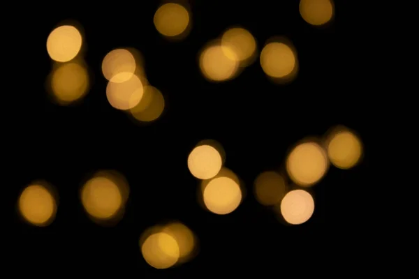Siyah arkaplanda Bokeh altın ışıkları — Stok fotoğraf