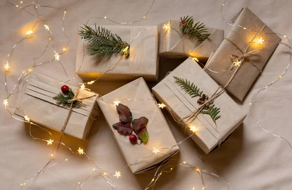 Presentes de Natal, eco-friendly embrulho em papel artesanal — Fotografia de Stock