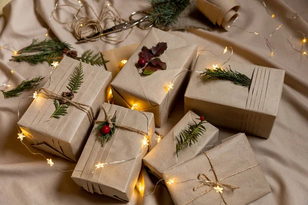 Χριστουγεννιάτικα δώρα, οικολογικό περιτύλιγμα σε χαρτί χειροτεχνίας — Φωτογραφία Αρχείου