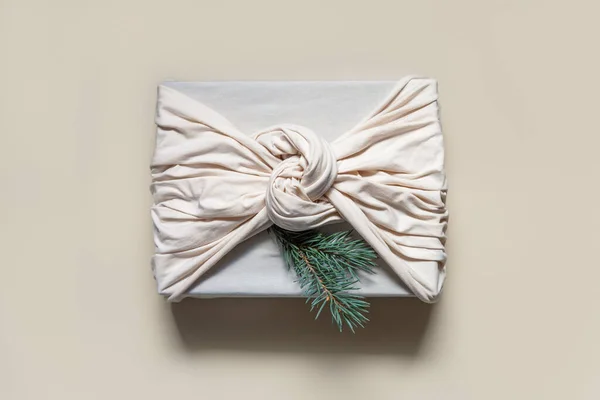 用云杉枝条做的米色棉织物圣诞礼物 日本传统的浮士奇风格 零浪费礼物包装 可持续设计概念 — 图库照片