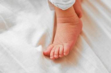 şirin yeni doğan bebek ayaklar