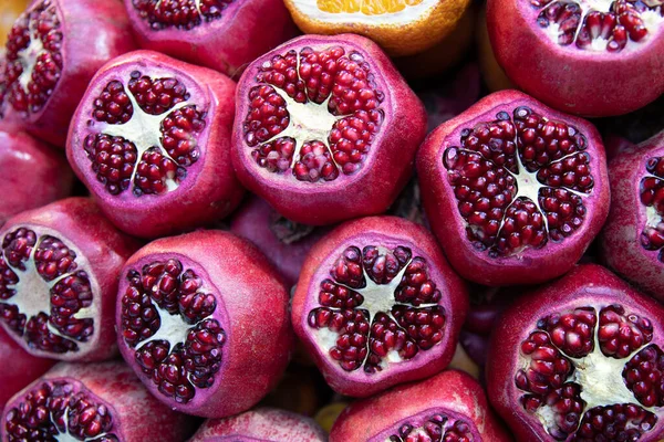 Sokak yemeğiyle tezgahta kesilmiş nar.