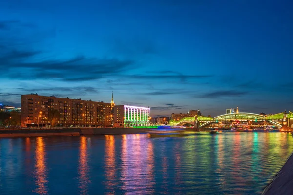 Vista Ponte Bogdan Khmelnitsky Colorida Iluminada Noite Que Reflete Rio — Fotografia de Stock