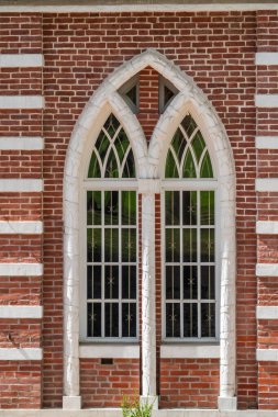 Büyük pencereli eski bir 18. yüzyıl binasının tuğla duvarı. Eski bir kırmızı tuğla binada büyük pencereler. Tsaritsyno Park 'taki Büyük Saray, Moskova, Rusya