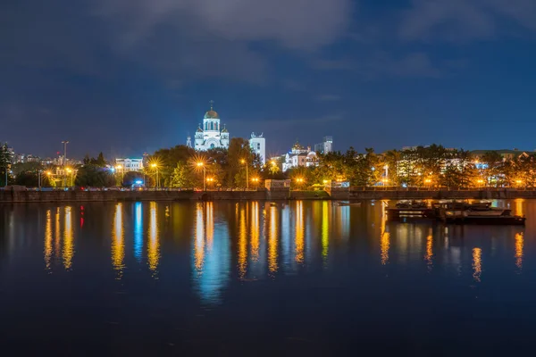 Noite Início Primavera Nas Margens Lago Centro Cidade Ecaterimburgo Rússia — Fotografia de Stock