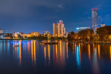 Rusya 'nın Yekaterinburg kentindeki göletin kıyısında gecenin erken saatlerinde