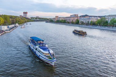 Moskova şehir merkezindeki Moskova nehrinden yolcu gemisi kalkıyor. Yürümek için popüler bir yer. Moskova nehrinin panoramik manzarası.