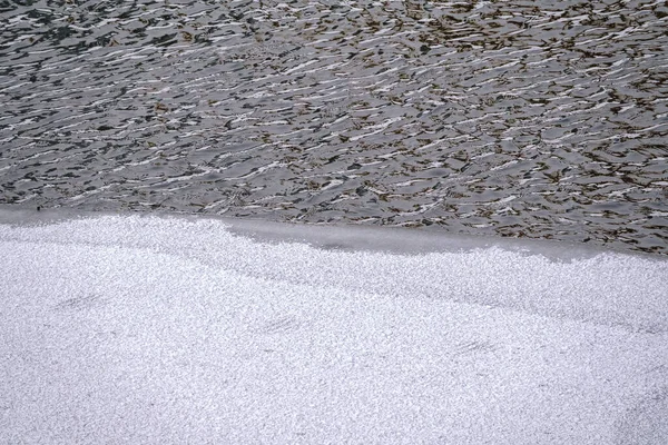 Die Wasseroberfläche Ist Teilweise Mit Eis Bedeckt Gefährliches Dünnes Eis — Stockfoto