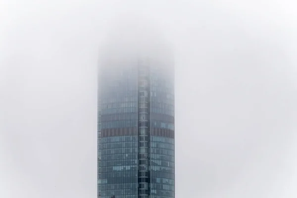 Moderne Wolkenkrabber Verborgen Mist Verstoppen Mist — Stockfoto