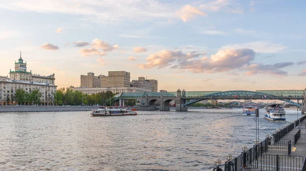 Vista Embakment Rio Moscou Ponte Pushkinsky Navios Cruzeiro Por Sol — Fotografia de Stock