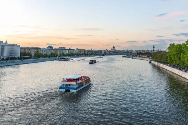 러시아 모스크바 중심부의 모스크바 강에서 유람선 인기있는 곳이다 유람선으로 모스크바 — 스톡 사진