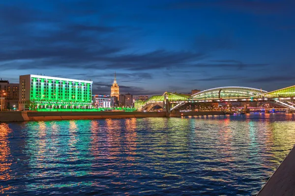 View Colorful Bogdan Khmelnitsky Bridge Illuminated Night Reflecting Moskova River — Stock Photo, Image