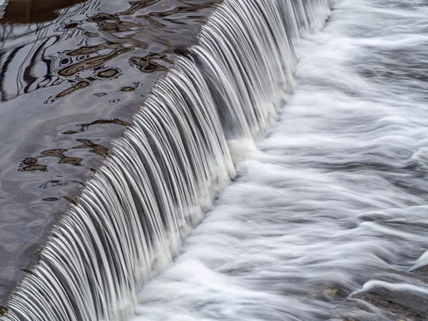 Eine Kleine Flache Kaskade Einem Ruhigen Fluss Hintergrund Wasser — Stockfoto