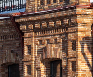 19. yüzyıldan kalma bir tuğla binanın parçası. Kaliteli tuğlalar. Eski duvar.