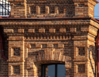 19. yüzyıldan kalma bir tuğla binanın parçası. Kaliteli tuğlalar. Eski duvar.