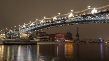 Moskova 'daki Patriarshy Köprüsü' nün gece görüşü. Patriarshy Köprüsü, Moskva Nehri üzerinde bir yaya köprüsü.