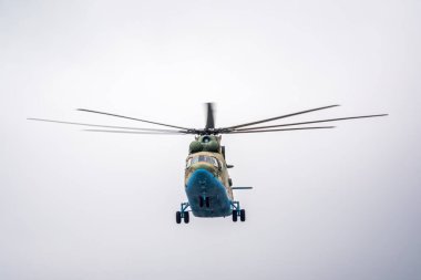 Moskova, Rusya - Mayıs 05, 2021: Mi-26 helikopteri Moskova 'daki Zafer Günü kutlamaları sırasında Kızıl Meydan üzerinde uçuyor