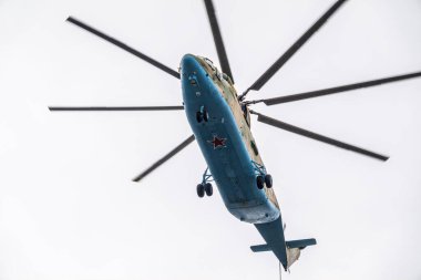 Moskova, Rusya - Mayıs 05, 2021: Mi-26 helikopteri Moskova 'daki Zafer Günü kutlamaları sırasında Kızıl Meydan üzerinde uçuyor