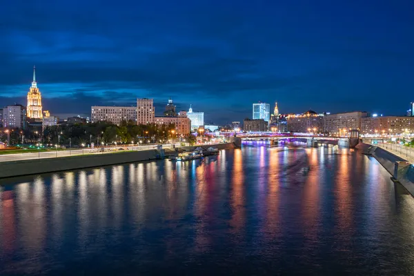 Éjszakai Kilátás Moskva Folyóra Novoarbatsky Híd Novoarbatsky Híd Éjszakai Megvilágítása — Stock Fotó