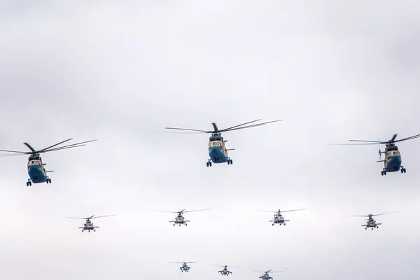 モスクワ ロシア 2021年5月9日 モスクワでの勝利の日を祝うパレード中に 26輸送ヘリコプター 8ヘリコプター および3機のMi 35攻撃ヘリコプターのグループが赤の広場を飛んでいます — ストック写真