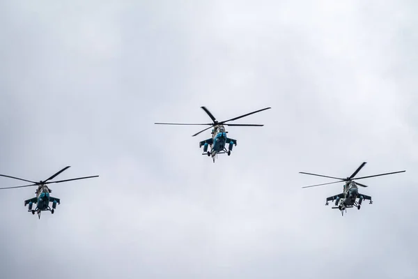 モスクワ ロシア 2021年5月9日 偉大な愛国戦争の勝利の記念日に捧げパレード中にモスクワ上空のMi 35M攻撃ヘリコプター — ストック写真