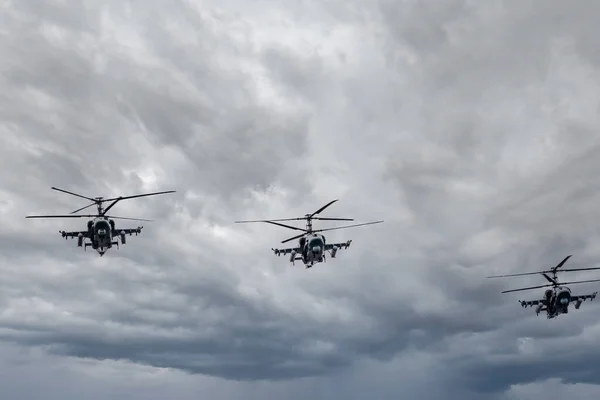 モスクワ ロシア 2021年5月9日 偉大な愛国戦争の勝利の記念日に捧げパレード中にモスクワ上空のKa 52ワニ偵察と攻撃ヘリコプターのグループ — ストック写真