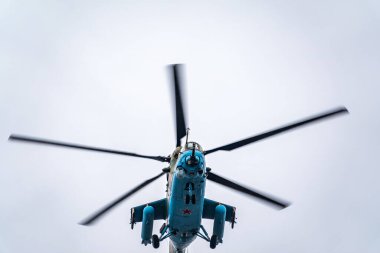 Moskova, Rusya - Mayıs 09, 2021: Mi-35M saldırı helikopterleri Büyük Vatanseverlik Savaşı 'ndaki zaferin yıldönümü kutlamaları sırasında Moskova üzerinde havalandı..
