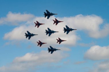 Moskova, Rusya - Mayıs 09, 2021: 4 Mig-29 Elmas şekilli The Russian Knights ve 5 Su-27 Swifts in the sky over Red Square in the group Cuban Diamond. Moskova 'daki Zafer Yürüyüşü' nün Havacılık bölümü