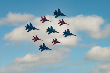 Moskova, Rusya - Mayıs 09, 2021: 4 Mig-29 Elmas şekilli The Russian Knights ve 5 Su-27 Swifts in the sky over Red Square in the group Cuban Diamond. Moskova 'daki Zafer Yürüyüşü' nün Havacılık bölümü
