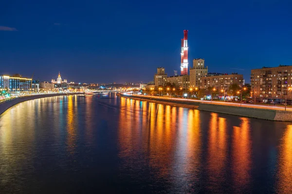 观望莫斯科河 别列日科夫斯卡亚和萨文斯卡亚河畔的黄昏 夏日都市风景 从俄罗斯莫斯科河看傍晚的全景 — 图库照片