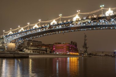 Moskova 'daki Patriarshy Köprüsü' nün gece görüşü. Patriarshy Köprüsü, Moskva Nehri üzerinde bir yaya köprüsü.
