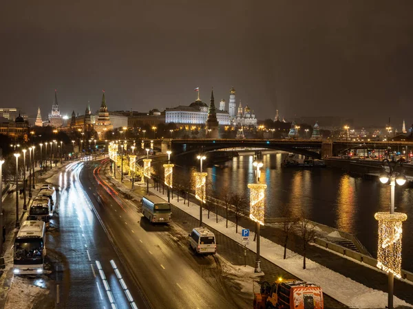 2021年1月7日 俄罗斯莫斯科 从始祖桥观看克里姆林宫夜景 莫斯科克里姆林宫和Bolshoy Kamenny大桥的照明 — 图库照片