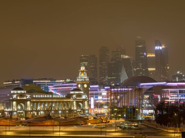 Moskva Nehri 'nin setinden Kievsky tren istasyonuna ve Moskova şehrine geceleri panoramik manzara
