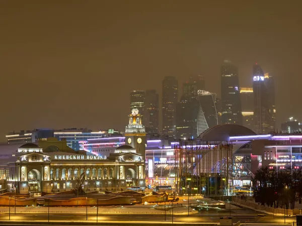 从Moskva河堤岸到Kievsky火车站和莫斯科市夜景全景 — 图库照片