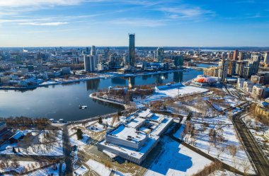 Güneşli bir günde kış mevsiminde Yekaterinburg hava panoramik manzarası. Ekaterinburg, Rusya 'nın Avrupa ve Asya sınırındaki Avrasya kıtasında yer alan dördüncü büyük şehridir. Yekaterinburg, Rusya